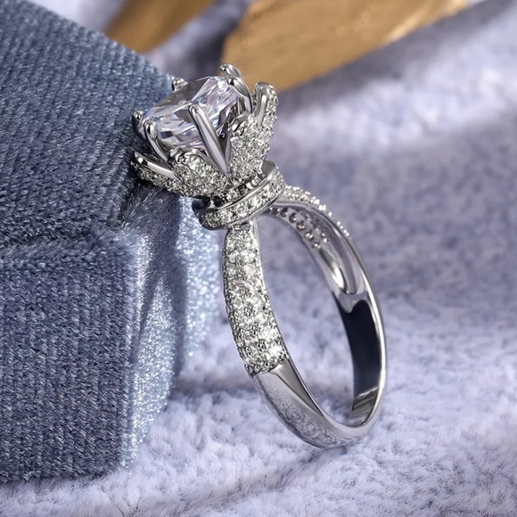 NEW LUXURY 925 STERLING SILVER FLOWERED DIAMOND RING, CUTE RING, SHINY RING. - Picture 6 of 7